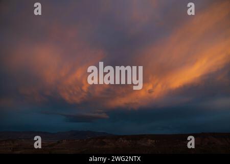 Gruselige Wolkenlandschaft über bergigem Wüstengebiet in Nevada Stockfoto