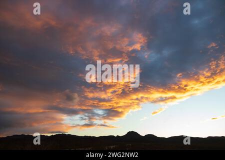 Gruselige Wolkenlandschaft über bergigem Wüstengebiet in Nevada Stockfoto