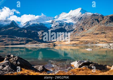 Herrlicher Blick auf die schneebedeckten Berge am See ¨Lago Bianco¨ in der Nähe des Berninapasses in der Schweiz. Stockfoto