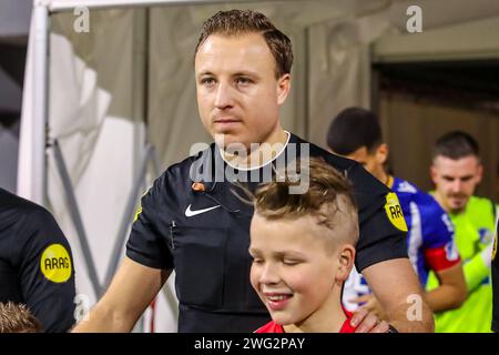 Emmen, Niederlande. Februar 2024. EMMEN, NIEDERLANDE - 2. FEBRUAR: Schiedsrichter Stan Teuben sieht beim niederländischen Keuken Kampioen Divisie Spiel zwischen dem FC Emmen und dem FC Eindhoven am 2. Februar 2024 in de Oude Meerdijk in Emmen, Niederlande, an. (Foto: Pieter van der Woude/Orange Pictures) Credit: Orange Pics BV/Alamy Live News Stockfoto