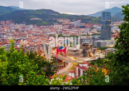 Blick auf das Guggenheim Museum und die Skyline von Bilbao Spanien bei Sonnenuntergang Stockfoto