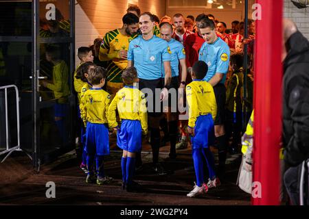 Oss, Niederlande. Februar 2024. OSS, NIEDERLANDE - 2. FEBRUAR: Schiedsrichter Wouter Wiersma sieht beim niederländischen Keuken Kampioen Divisie Spiel zwischen TOP Oss und ADO den Haag am 2. Februar 2024 im Frans Heesen Stadion in Oss, Niederlande. (Foto von Gabriel Calvino Alonso/Orange Pictures) Credit: Orange Pics BV/Alamy Live News Stockfoto