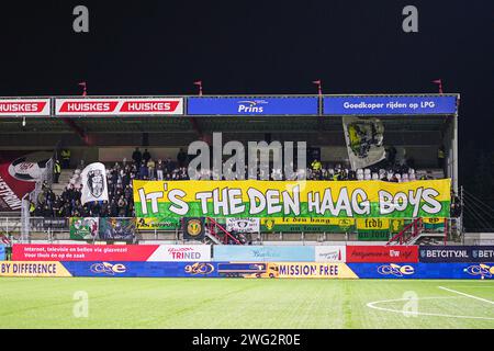 Oss, Niederlande. Februar 2024. OSS, NIEDERLANDE - 2. FEBRUAR: Fans von ADO den Haag mit Bannern und Fahnen beim niederländischen Keuken Kampioen Divisie Spiel zwischen TOP Oss und ADO den Haag im Frans Heesen Stadion am 2. Februar 2024 in Oss, Niederlande. (Foto von Gabriel Calvino Alonso/Orange Pictures) Credit: Orange Pics BV/Alamy Live News Stockfoto