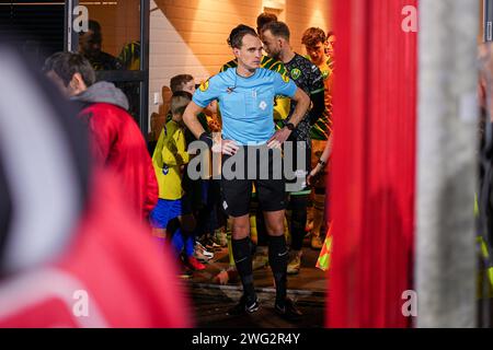 Oss, Niederlande. Februar 2024. OSS, NIEDERLANDE - 2. FEBRUAR: Schiedsrichter Wouter Wiersma sieht beim niederländischen Keuken Kampioen Divisie Spiel zwischen TOP Oss und ADO den Haag am 2. Februar 2024 im Frans Heesen Stadion in Oss, Niederlande. (Foto von Gabriel Calvino Alonso/Orange Pictures) Credit: Orange Pics BV/Alamy Live News Stockfoto