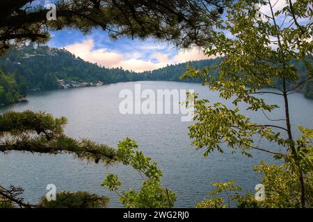 Lake Minnewaska, im Minnewaska State Park in New Paltz, New York, und Teil des Shawangunk Mountain Ridge. Stockfoto