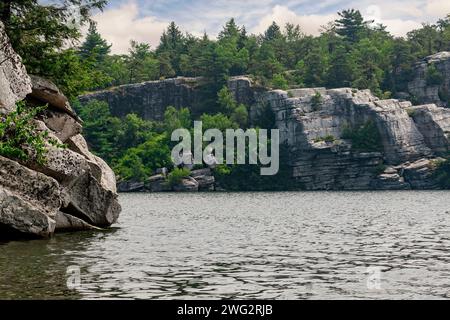 Lake Minnewaska, im Minnewaska State Park in New Paltz, New York, und Teil des Shawangunk Mountain Ridge. Stockfoto