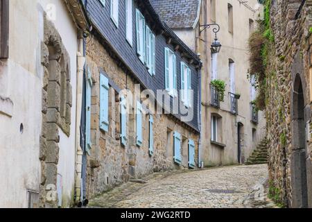 steile Gasse Rue Saint-Nicolas mit Kopfsteinpflaster und Steinhaus mit Schieferfassade, Quimper, Departement Finistere Penn-AR-Bed, Region Bretagne Breizh, Frankreich *** Steilallee Rue Saint Nicolas mit Kopfsteinpflaster und Steinhaus mit Schieferfassade, Quimper, Departement Finistere Penn AR Bed, Region Bretagne Breizh, Frankreich Stockfoto