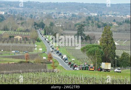 Agen, Frankreich. Februar 2024. © PHOTOPQR/LA DEPECHE DU MIDI/VALENTIN VIE ; AGEN ; 02/02/2024 ; DDM VALENTIN VIE LE CONVOI DES AGRICULTEURS DU LOT ET GARONNE EN DIRECTION DE RUNGIS COORDINATION RURALE DU LOT ET GARONNE CR 47 CREDIT: MAXPPP/ALAMY LIVE NEWS Stockfoto