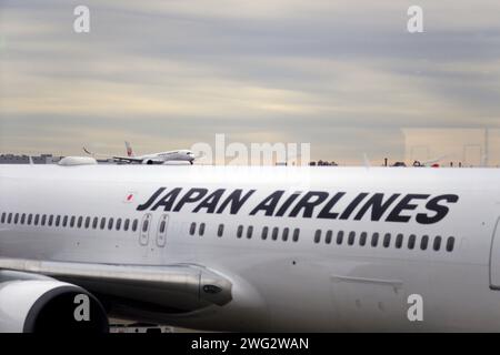 Tokio, Japan. Februar 2024. JAL Aircraft wartet auf der Landebahn auf Passagiere am Terminal 1 des Internationalen Flughafens Tokio Haneda. (Foto: James Matsumoto/SOPA Images/SIPA USA) Credit: SIPA USA/Alamy Live News Stockfoto