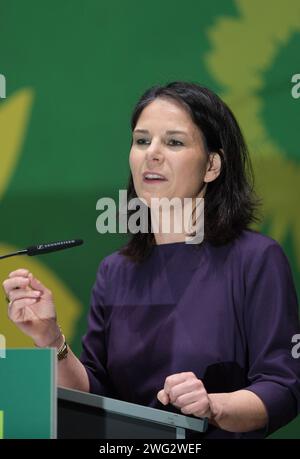 Neukieritzsch, Deutschland. Februar 2024. Bundesaußenministerin Annalena Baerbock (Allianz 90/Grüne) spricht auf dem Landeskongress der Sächsischen Grünen. Die zweitägige Parteikonferenz wird sich auf das Programm für die bevorstehenden Landtagswahlen konzentrieren. Quelle: Sebastian Willnow/dpa/Alamy Live News Stockfoto