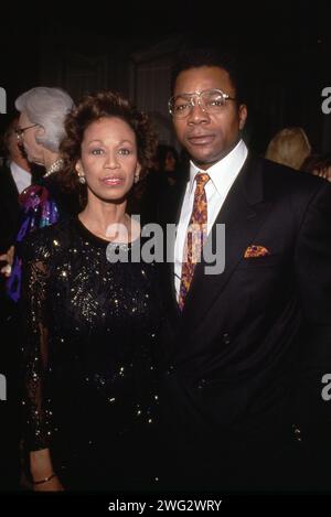 **DATEIFOTO** Carl Weathers ist verstorben** Altovise Davis und Carl Weathers April 1991 Credit: Ralph Dominguez/MediaPunch Stockfoto