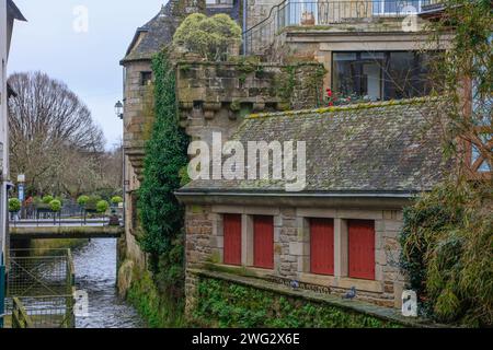 Fluß Steir fließt durch die Altstadt, hinten Brücke Pont Medard, alte Wohnhäuser aus Stein, Quimper, Departement Finistere Penn-AR-Bed, Region Bretagne Breizh, Frankreich *** Fluss Steir fließt durch die Altstadt, hinter Brücke Pont Medard, alte Steinhäuser, Quimper, Departement Finistere Penn AR Bed, Region Bretagne Breizh, Frankreich Stockfoto