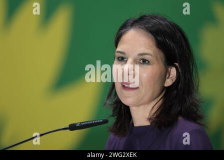 Neukieritzsch, Deutschland. Februar 2024. Bundesaußenministerin Annalena Baerbock (Allianz 90/Grüne) spricht auf dem Landeskongress der Sächsischen Grünen. Die zweitägige Parteikonferenz wird sich auf das Programm für die bevorstehenden Landtagswahlen konzentrieren. Quelle: Sebastian Willnow/dpa/Alamy Live News Stockfoto