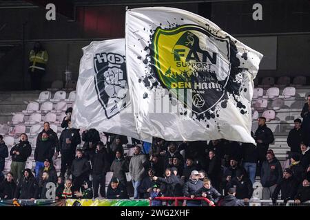 Oss, Niederlande. Februar 2024. OSS, NIEDERLANDE - 2. FEBRUAR: Fans von ADO den Haag mit Flaggen beim niederländischen Keuken Kampioen Divisie Spiel zwischen TOP Oss und ADO den Haag im Frans Heesen Stadion am 2. Februar 2024 in Oss, Niederlande. (Foto von Gabriel Calvino Alonso/Orange Pictures) Credit: dpa/Alamy Live News Stockfoto