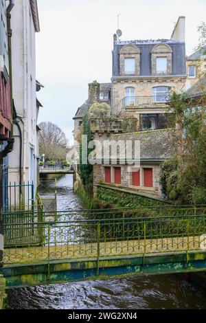 Fluß Steir fließt durch die Altstadt, hinten Brücke Pont Medard, alte Wohnhäuser aus Stein, Quimper, Departement Finistere Penn-AR-Bed, Region Bretagne Breizh, Frankreich *** Fluss Steir fließt durch die Altstadt, hinter Brücke Pont Medard, alte Steinhäuser, Quimper, Departement Finistere Penn AR Bed, Region Bretagne Breizh, Frankreich Stockfoto