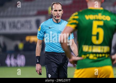 Oss, Niederlande. Februar 2024. OSS, NIEDERLANDE - 2. FEBRUAR: Schiedsrichter Wouter Wiersma sieht beim niederländischen Keuken Kampioen Divisie Spiel zwischen TOP Oss und ADO den Haag am 2. Februar 2024 im Frans Heesen Stadion in Oss, Niederlande. (Foto von Gabriel Calvino Alonso/Orange Pictures) Credit: Orange Pics BV/Alamy Live News Stockfoto