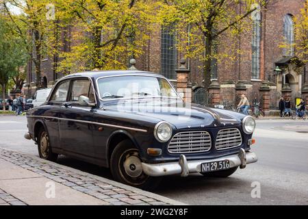 KOPENHAGEN, DÄNEMARK - 27. OKTOBER 2014: Schwedischer Volvo 122S Coupé aus den 1960er Jahren parkte auf den Straßen Kopenhagens Stockfoto