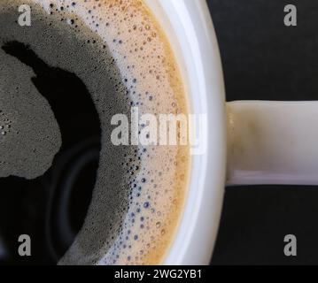 Makrofoto von Espressoschaum in weißer Tasse Stockfoto