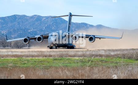 Eine C-17 Globemaster III startet von einer halbvorbereiteten Landebahn während der Übung Bamboo Eagle 24-1, 29. Januar 2024. Foto von Christian Silvera Stockfoto