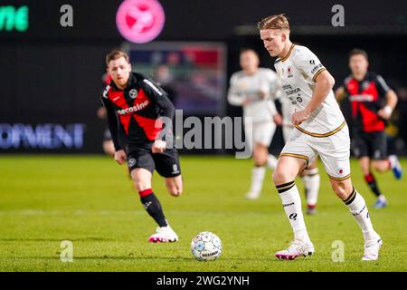 Almere, Niederlande. Februar 2024. ALMERE, NIEDERLANDE - 2. FEBRUAR: Casper Widell von Excelsior Rotterdam spielt mit dem Ball während des niederländischen Eredivisie-Spiels zwischen Almere City FC und Excelsior Rotterdam am 2. Februar 2024 im Yanmar Stadion in Almere, Niederlande. (Foto von Andre Weening/Orange Pictures) Credit: dpa/Alamy Live News Stockfoto
