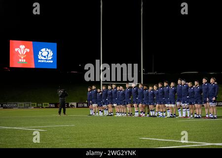 Colwyn Bay, Großbritannien. 31. August 2023. Die Scotland U20 singen ihre Nationalhymne vor dem Guinness U20 Six Nations Match Wales U20 gegen Schottland U20 2024 im Stadiwm CSM, Colwyn Bay, Großbritannien, 2. Februar 2024 (Foto: Steve Flynn/News Images) in Colwyn Bay, Großbritannien am 31. Februar 2023. (Foto: Steve Flynn/News Images/SIPA USA) Credit: SIPA USA/Alamy Live News Stockfoto