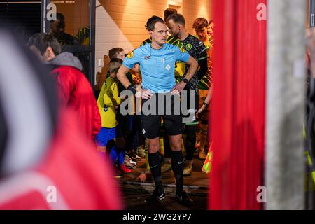 Oss, Niederlande. Februar 2024. OSS, NIEDERLANDE - 2. FEBRUAR: Schiedsrichter Wouter Wiersma sieht beim niederländischen Keuken Kampioen Divisie Spiel zwischen TOP Oss und ADO den Haag am 2. Februar 2024 im Frans Heesen Stadion in Oss, Niederlande. (Foto von Gabriel Calvino Alonso/Orange Pictures) Credit: dpa/Alamy Live News Stockfoto