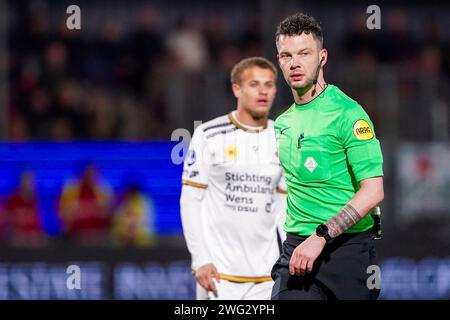 Almere, Niederlande. Februar 2024. ALMERE, NIEDERLANDE - 2. FEBRUAR: Schiedsrichter Robin Hensgens sieht beim niederländischen Eredivisie-Spiel zwischen Almere City FC und Excelsior Rotterdam im Yanmar Stadion am 2. Februar 2024 in Almere, Niederlande. (Foto von Andre Weening/Orange Pictures) Credit: dpa/Alamy Live News Stockfoto