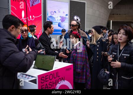 Seoul, Südkorea. Februar 2024. Zuschauer betreten die Dongdaemun Design Plaza (DDP), um am 2. Februar 2024 an der Seoul Fashion Week 2024 in Seoul, Südkorea, teilzunehmen. Insgesamt 21 inländische Marken präsentieren ihre Modeschauen, und 68 Bekleidungs-, Schuh-, Taschen- und Schmuckmarken nehmen an der Messe Teil. Insbesondere „Harbinicols “, eine globale Kaufhauskette, die Seoul besucht, sowie Käufer aus 23 Ländern (insgesamt 101) führen Bestellberatungen durch. (Foto: Chris Jung/NurPhoto)0 Credit: NurPhoto SRL/Alamy Live News Stockfoto