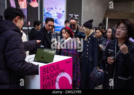 Seoul, Südkorea. Februar 2024. Zuschauer betreten die Dongdaemun Design Plaza (DDP), um am 2. Februar 2024 an der Seoul Fashion Week 2024 in Seoul, Südkorea, teilzunehmen. Insgesamt 21 inländische Marken präsentieren ihre Modeschauen, und 68 Bekleidungs-, Schuh-, Taschen- und Schmuckmarken nehmen an der Messe Teil. Insbesondere „Harbinicols “, eine globale Kaufhauskette, die Seoul besucht, sowie Käufer aus 23 Ländern (insgesamt 101) führen Bestellberatungen durch. (Foto: Chris Jung/NurPhoto)0 Credit: NurPhoto SRL/Alamy Live News Stockfoto