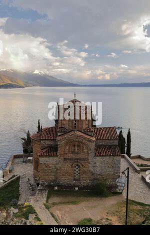 289 Kirche des Heiligen Johannes des Theologen in Kaneo - Sveti Jovan Kaneo - auf der Klippe mit Blick auf Kaneo Strand und See. Ohrid-Nordmazedonien. Stockfoto