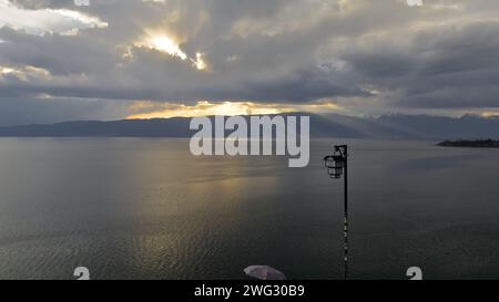 290 krepuskuläre Lichtstrahlen - Gottes Strahlen - über dem Westufer des Ohrid-Sees, dem Hintergrund der Shebenik-Jabllanica-Berge. Ohrid-Nordmazedonien. Stockfoto