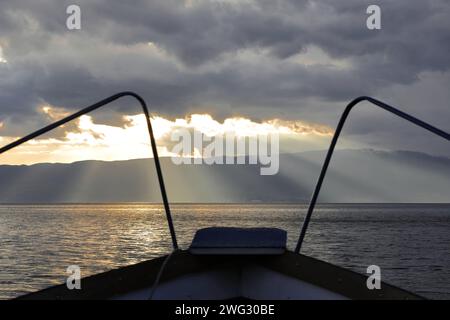 294 krepuskuläre Lichtstrahlen - Gottes Strahlen - über dem Westufer des Ohrid-Sees, dem Hintergrund der Shebenik-Jabllanica-Berge. Ohrid-Nordmazedonien. Stockfoto