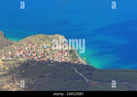 297 Blick nach Westen vom Aussichtspunkt Galicica auf Koritski RID über das Dorf Trpejca und das türkisblaue Wasser des Lake Ohrid. Nordmazedonien. Stockfoto