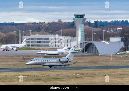 Februar 2024. Flughafen Farnborough umstrittene Expansionspläne, Hampshire, England, Großbritannien. Der Flughafen Farnborough, der geschäftigste Privatjet-Flugplatz Großbritanniens, hat Pläne zur Erweiterung der Zahl der Flüge von 50.000 auf 70.000 pro Jahr angekündigt, einschließlich der Verdoppelung der Anzahl der Wochenendflüge. Letztes Wochenende nahm die Klimaaktivistin Greta Thunberg an einem protestmarsch in der Stadt Teil. Im Bild: Ein gecharterter Privatjet auf der Start- und Landebahn am Flughafen kurz nach der Landung. Stockfoto