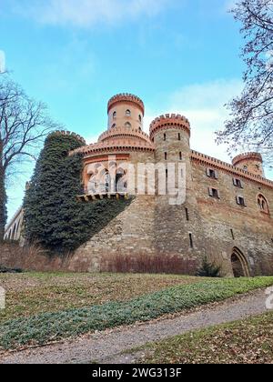 Eine Low-Angle-Aufnahme des Kamieniec Zabkowicki Palastes in Polen Stockfoto