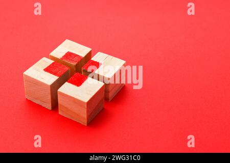 Puzzle aus Holz, das ein Quadrat in seiner Mitte bildet Stockfoto