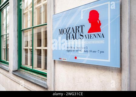 Wien, Österreich. 1. Oktober 2023 Informationstafel zum Mozart-Haus Wolgand Amadeus Stockfoto