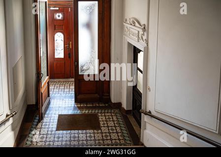 Wien, Österreich. 1. Oktober 2023 historischer Flur mit antiken Fliesen in einem alten Mietshaus in der Chwallagasse 2 Stockfoto