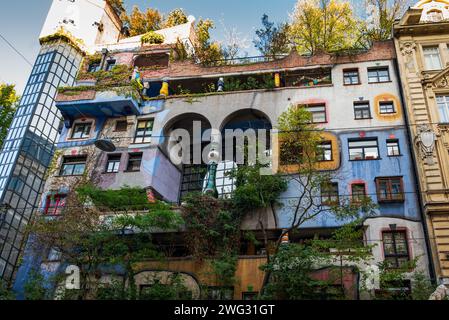 Wien, Österreich. Oktober 2023. Expressionistische Architektur des Hundertwasser-Hauses, Apartmentgebäude, das in Harmonie mit der Natur gestaltet wurde Stockfoto