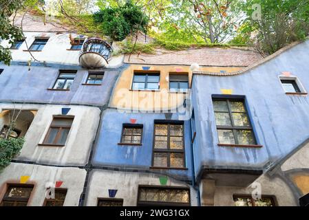 Wien, Österreich. Oktober 2023. Expressionistische Architektur des Hundertwasser-Hauses, Apartmentgebäude, das in Harmonie mit der Natur gestaltet wurde Stockfoto