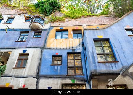 Wien, Österreich. Oktober 2023. Expressionistische Architektur des Hundertwasser-Hauses, Apartmentgebäude, das in Harmonie mit der Natur gestaltet wurde Stockfoto