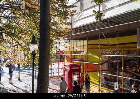 Wien, Österreich. Oktober 2023. Expressionistische Architektur des Hundertwasser-Hauses, Apartmentgebäude, das in Harmonie mit der Natur gestaltet wurde Stockfoto