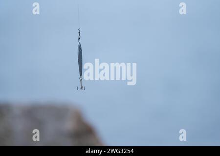 Haken hängt an einer Angelschnur Stockfoto