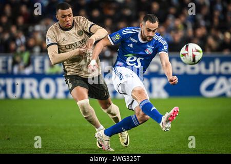 Straßburg, Frankreich. Februar 2024. Kylian MBAPPE von PSG und Lucas PERRIN von Straßburg während des Fußballspiels der französischen Meisterschaft Ligue 1 zwischen RC Straßburg und Paris Saint-Germain am 2. Februar 2024 im La Meinau Stadion in Straßburg, Frankreich - Foto Matthieu Mirville/DPPI Credit: DPPI Media/Alamy Live News Stockfoto