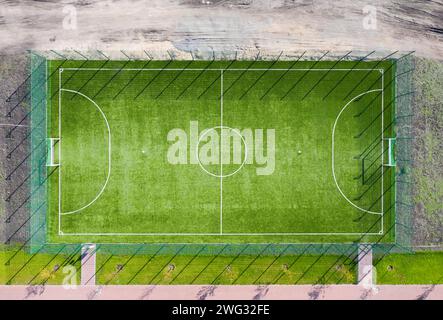 Blick aus der Vogelperspektive auf das Fußballfeld mit grünem Gras im Park. Stockfoto