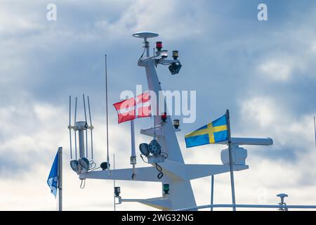 Dänische und schwedische Flaggen auf dem Obermast eines Fischtrawlers Stockfoto