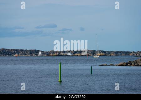 Segelboote und Fähren im Göteborger Archipel Stockfoto