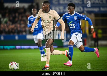 Straßburg, Frankreich. Februar 2024. Randal KOLO MUANI von PSG und Marvin SENAYA von Straßburg während des französischen Meisterschaftsspiels Ligue 1 zwischen RC Straßburg und Paris Saint-Germain am 2. Februar 2024 im La Meinau Stadion in Straßburg, Frankreich - Foto Matthieu Mirville/DPPI Credit: DPPI Media/Alamy Live News Stockfoto