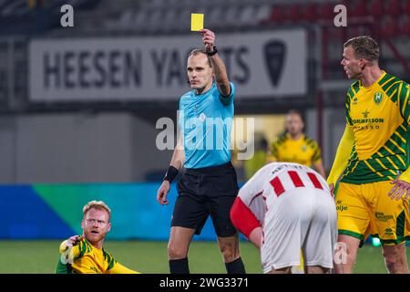 Oss, Niederlande. Februar 2024. OSS, NIEDERLANDE - 2. FEBRUAR: Schiedsrichter Wouter Wiersma zeigt eine gelbe Karte beim niederländischen Keuken Kampioen Divisie Spiel zwischen TOP Oss und ADO den Haag im Frans Heesen Stadion am 2. Februar 2024 in Oss, Niederlande. (Foto von Gabriel Calvino Alonso/Orange Pictures) Credit: Orange Pics BV/Alamy Live News Stockfoto