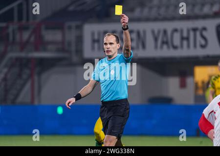 Oss, Niederlande. Februar 2024. OSS, NIEDERLANDE - 2. FEBRUAR: Schiedsrichter Wouter Wiersma zeigt eine gelbe Karte beim niederländischen Keuken Kampioen Divisie Spiel zwischen TOP Oss und ADO den Haag im Frans Heesen Stadion am 2. Februar 2024 in Oss, Niederlande. (Foto von Gabriel Calvino Alonso/Orange Pictures) Credit: Orange Pics BV/Alamy Live News Stockfoto